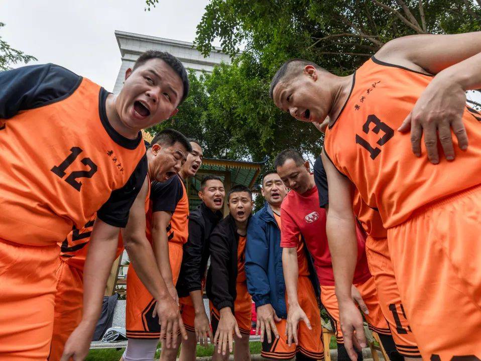 国际篮球大赛结束，球队捧杯欢呼，夺冠惊喜