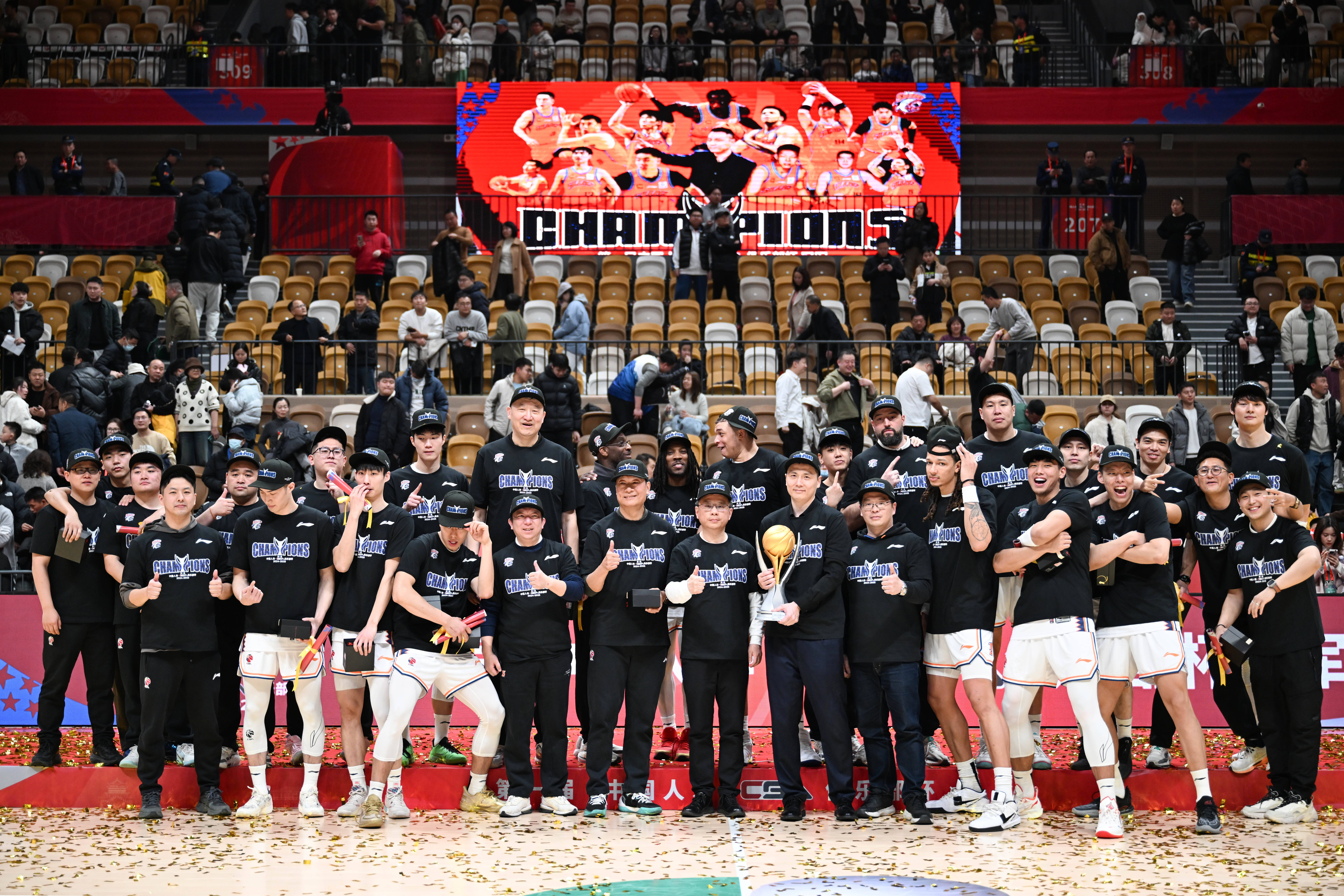 国际篮球大赛结束，球队捧杯欢呼，夺冠惊喜